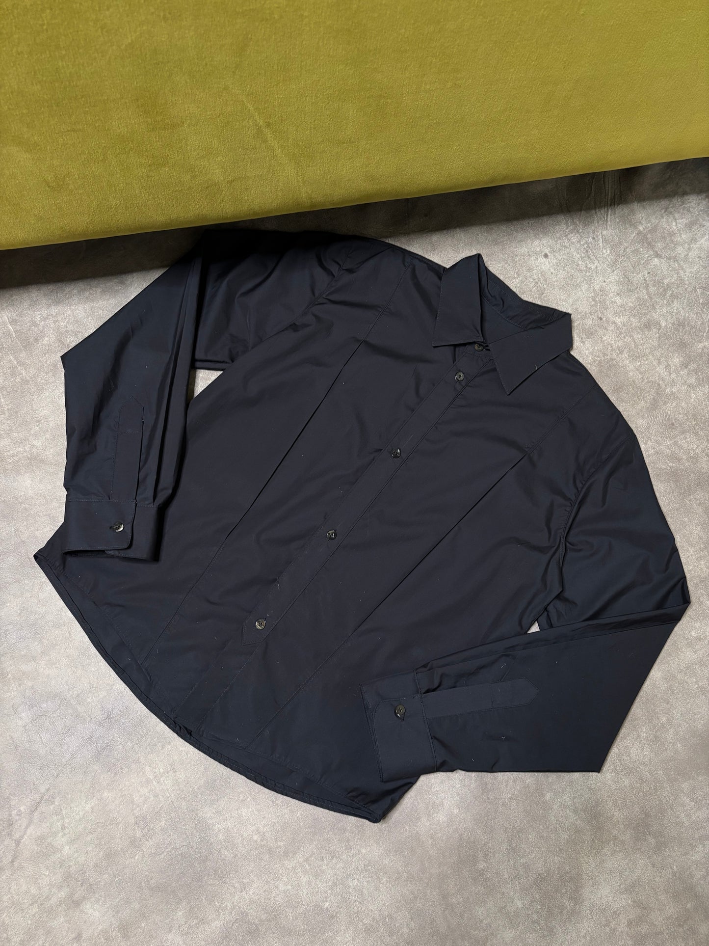 PLEATED BUTTON DOWN - BLACK